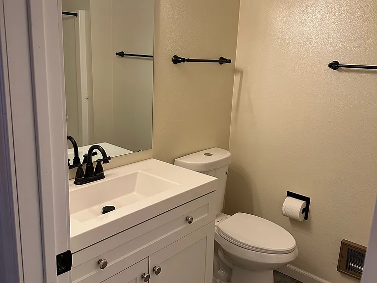 1690 NE Pleasant St #102 — Photo 5