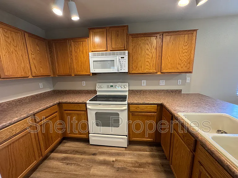 10153 N 115th Dr — Photo 3