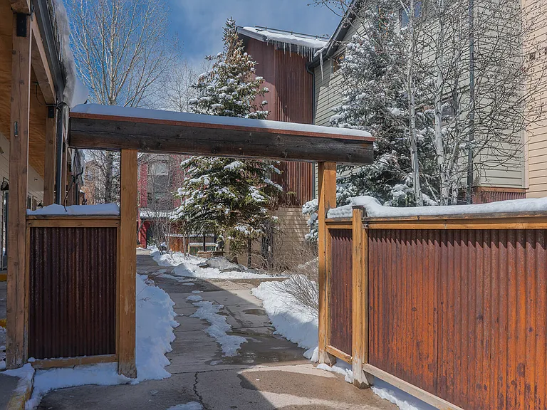 Mahoney Dr — Photo 25