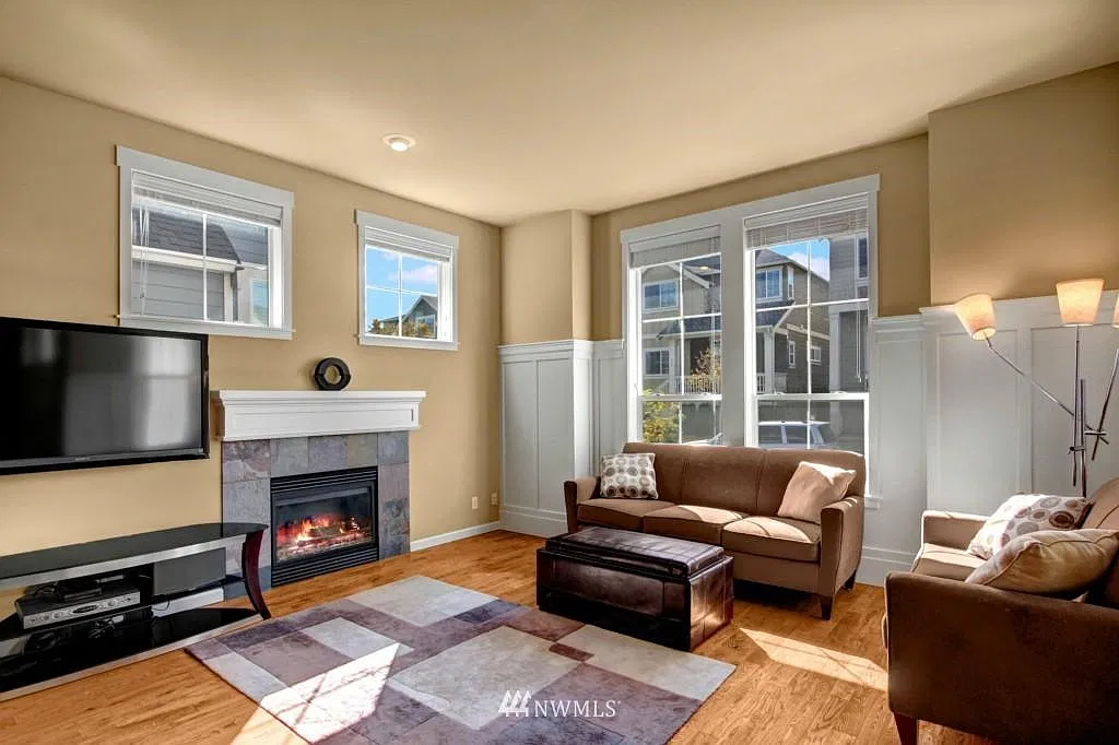 3 bed, 2.5 bath, 2319 sqft, $3,950 — Photo 3