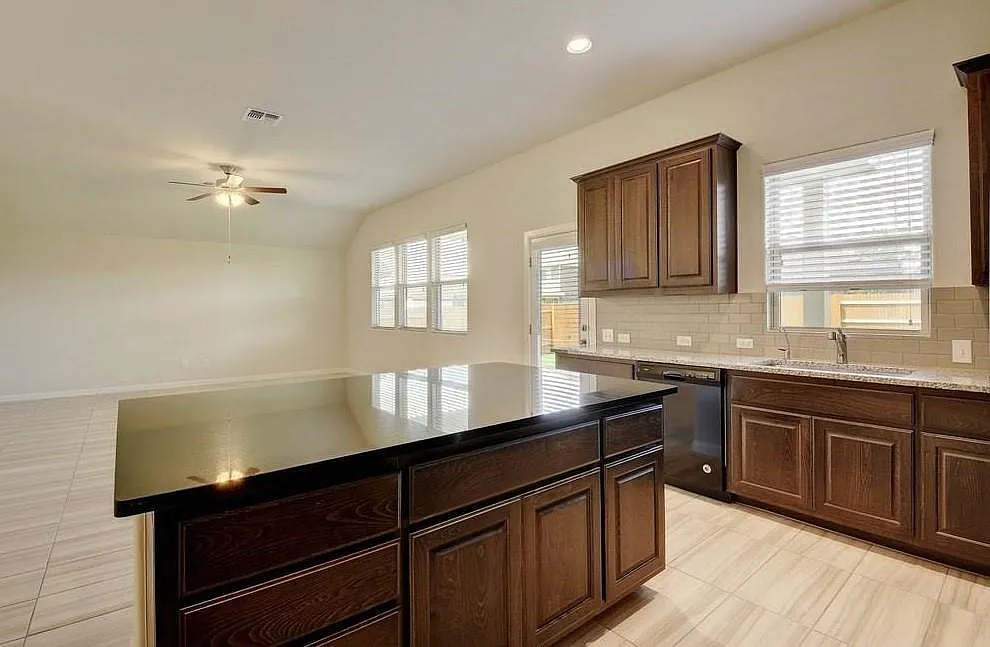 3 bed, 2.0 bath, 2002 sqft, $2,350 — Photo 3
