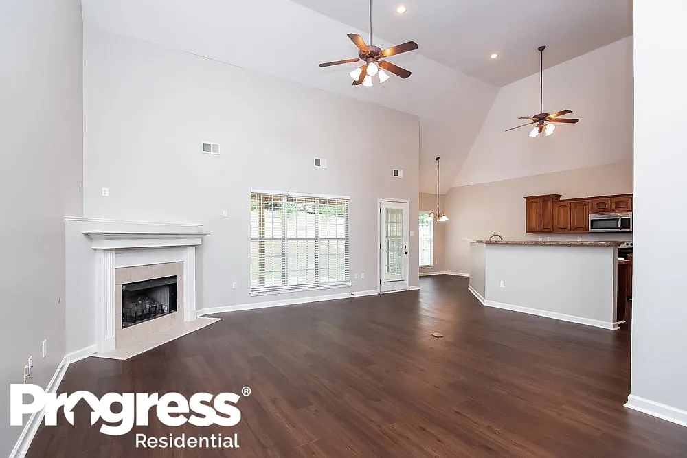 4 bed, 2.0 bath, 2077 sqft, $2,240 — Photo 2
