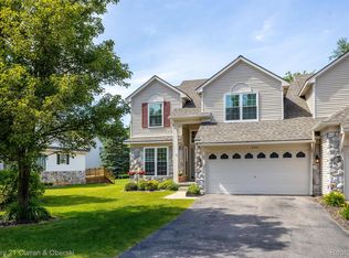 2531 Pine Dr, Wixom, MI 48393