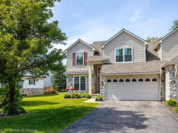 2531 Pine Dr, Wixom, MI 48393