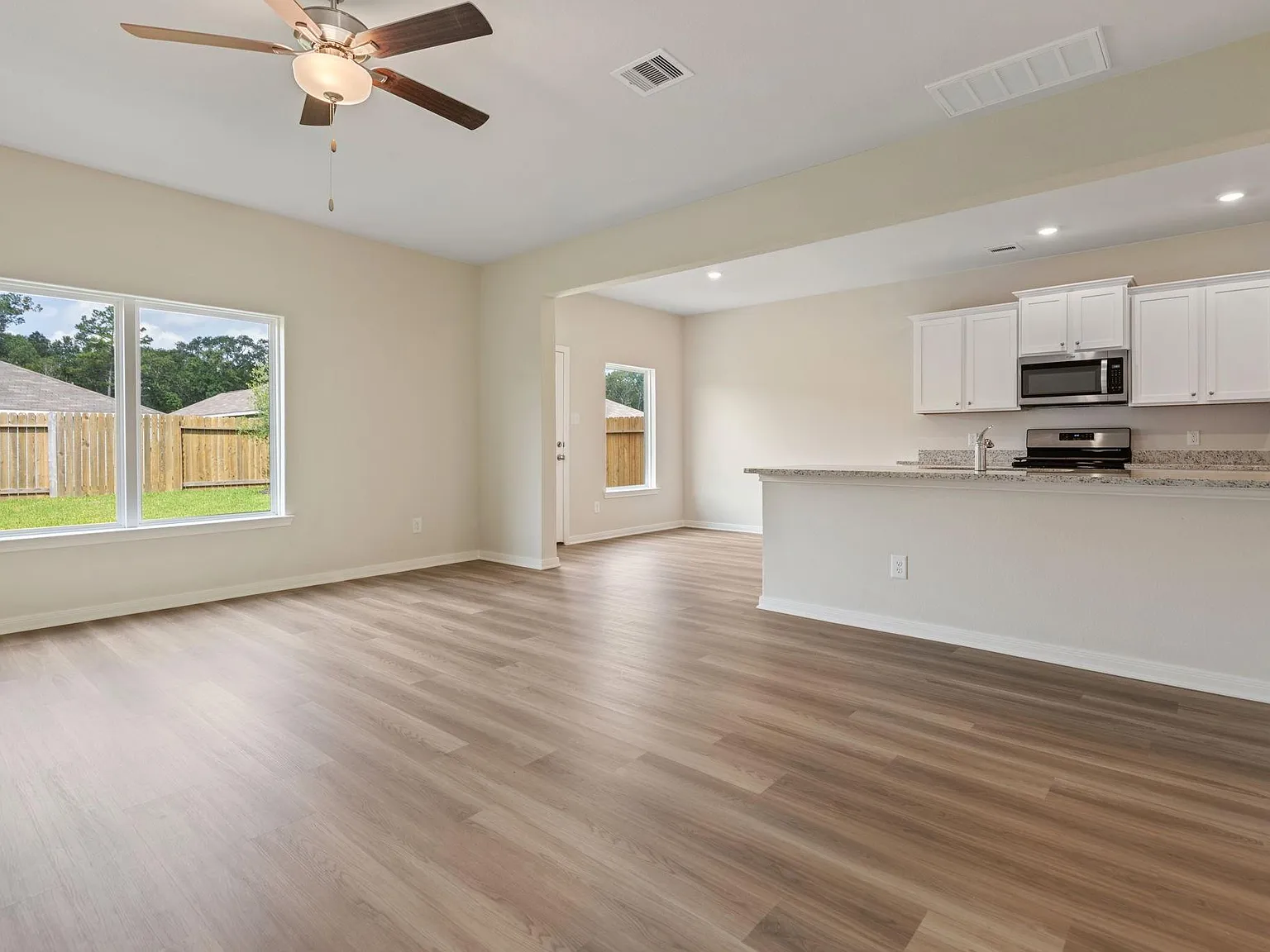 4 bed, 2.5 bath, 2132 sqft, $2,385 — Photo 4