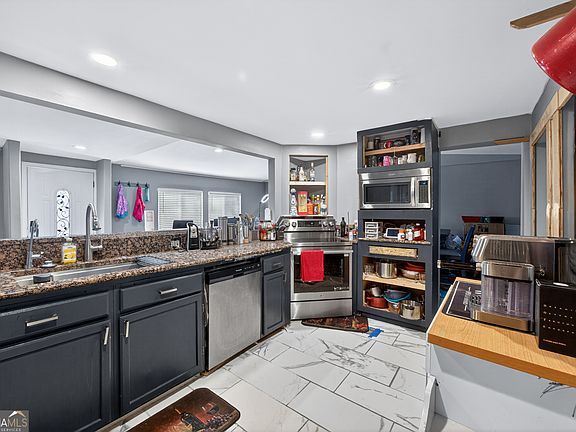 5th image of 32 Woods Dr