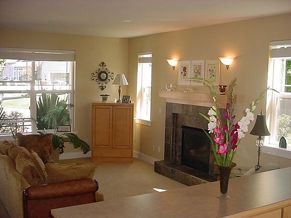 Inviting Living room has gas fireplace.