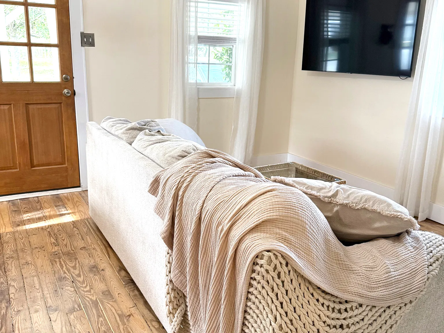 2 bed, 832 sqft, $2,650 — Photo 3