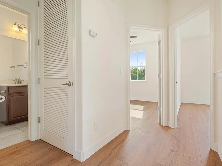 1136 Rothbury Ln — Photo 12