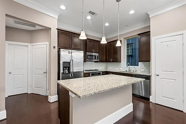 1812 Dennis St — Photo 4