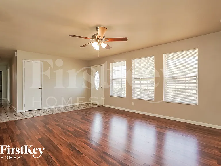 432 SW 37th Ter — Photo 3