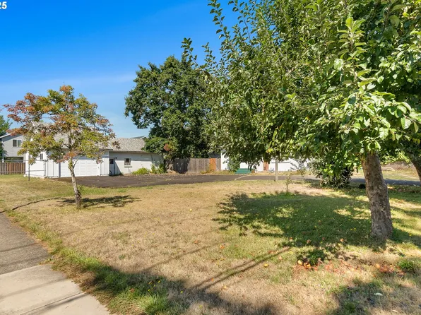 1675 NE Herrold Ct, Hillsboro, OR 97124