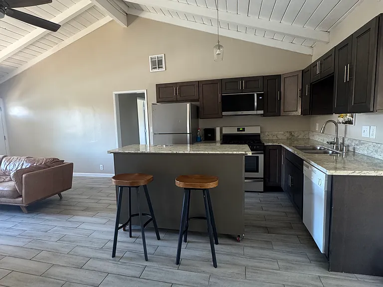 1047 Sycamore Ave #A — Photo 2