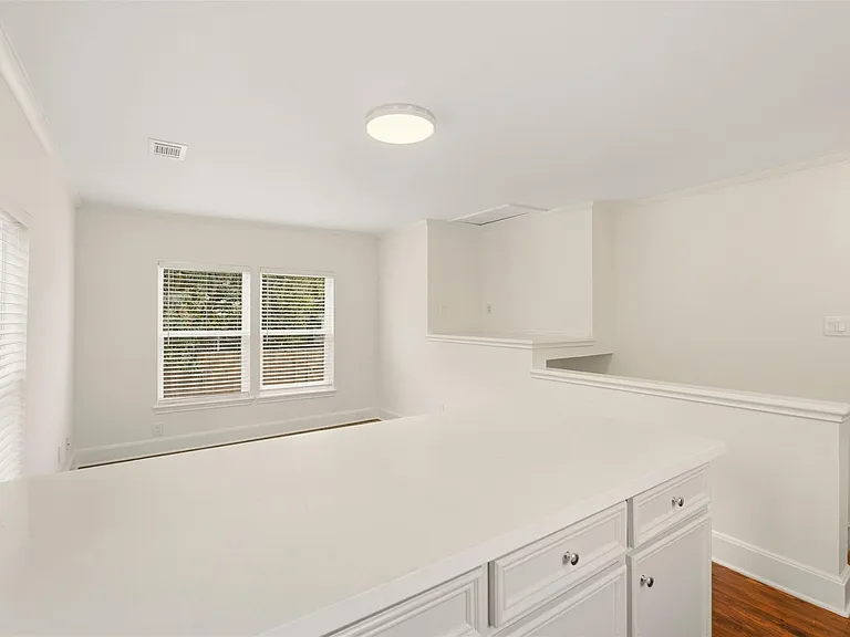 612 1/2 W Alabama St — Photo 12