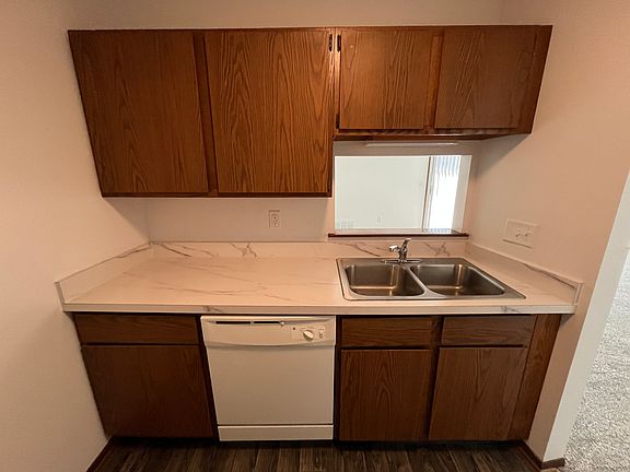 4th image of 709 Fieldstone Ct APT 2