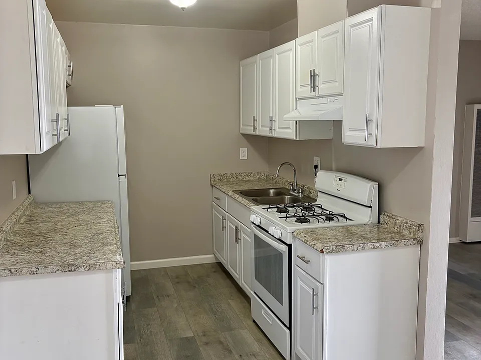 409 N Los Robles Ave #9