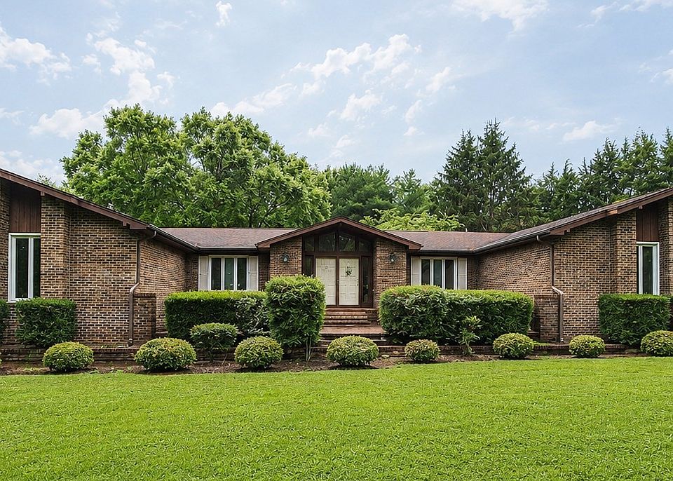 1st image of 615 Lakeview Way