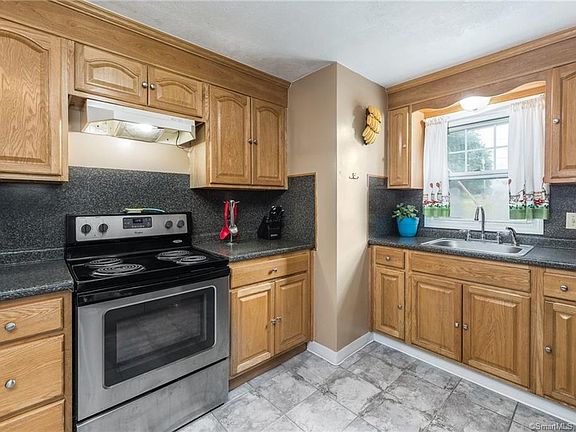 4th image of 634 Stafford Ave