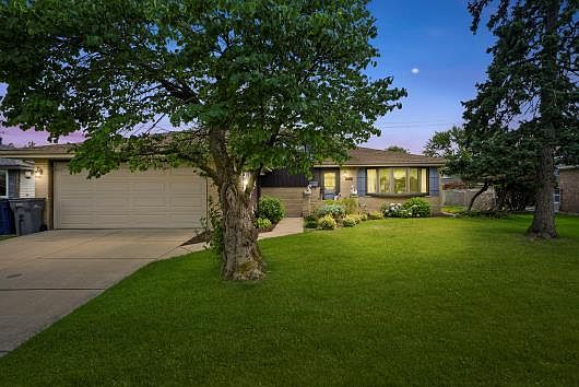 2nd image of 9845 Avenida Del Este St