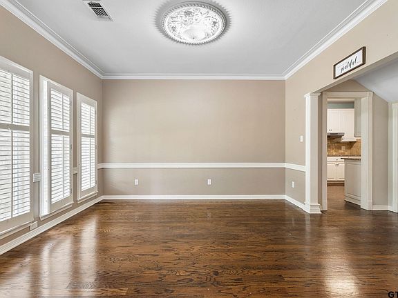 4th image of 3501 Woods Blvd