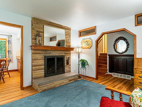 4th image of 415 Granville Sq