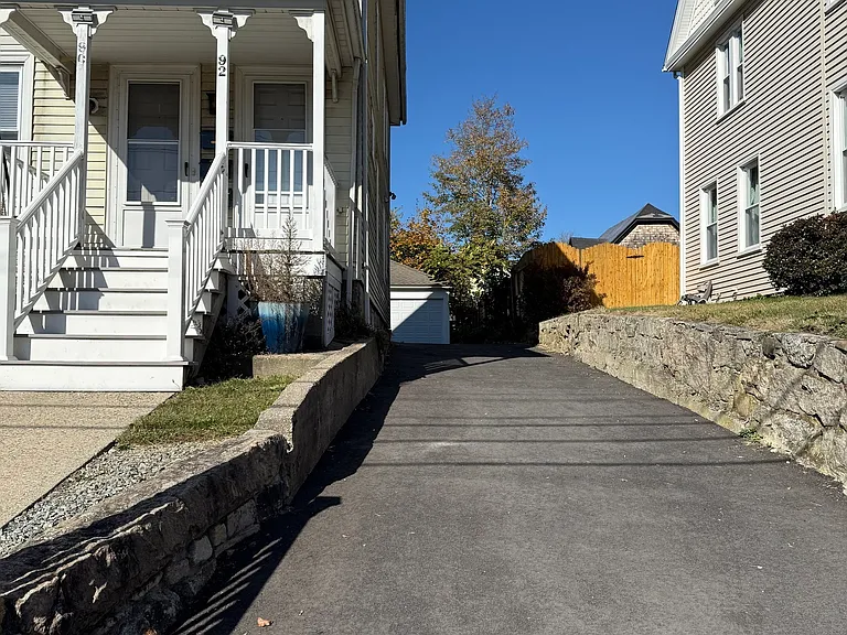 92 Allen St — Photo 4