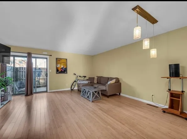1702 E 97th St #1702, Kansas City, MO 64131