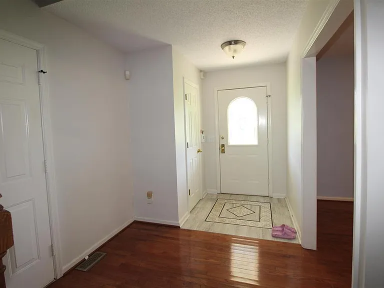 107 Dungannon Ct — Photo 5