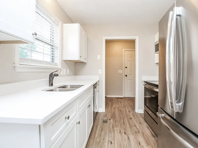 300 Southlake Dr — Photo 6