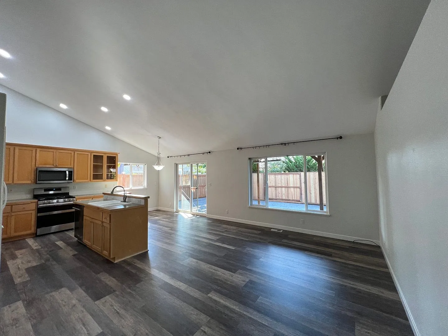 Well Sought After Harvest Ridge Home — Photo 2