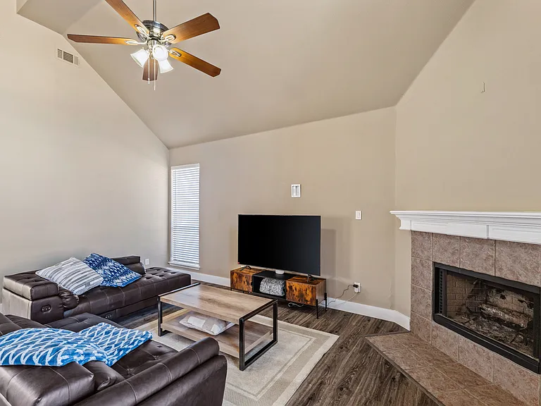 1464 Summerhill Dr — Photo 8