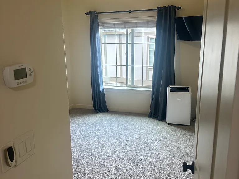 837 NE Wheelock Pl — Photo 10