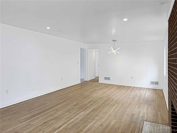 3rd image of 450 Rockcliff Cir