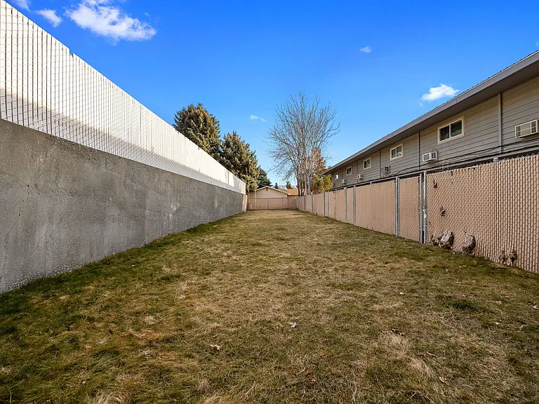 1345 N Devon Ave — Photo 4