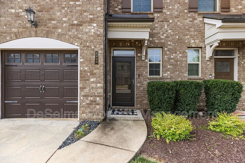 3 bed, 2.5 bath, 1734 sqft, $2,200 — Photo 2