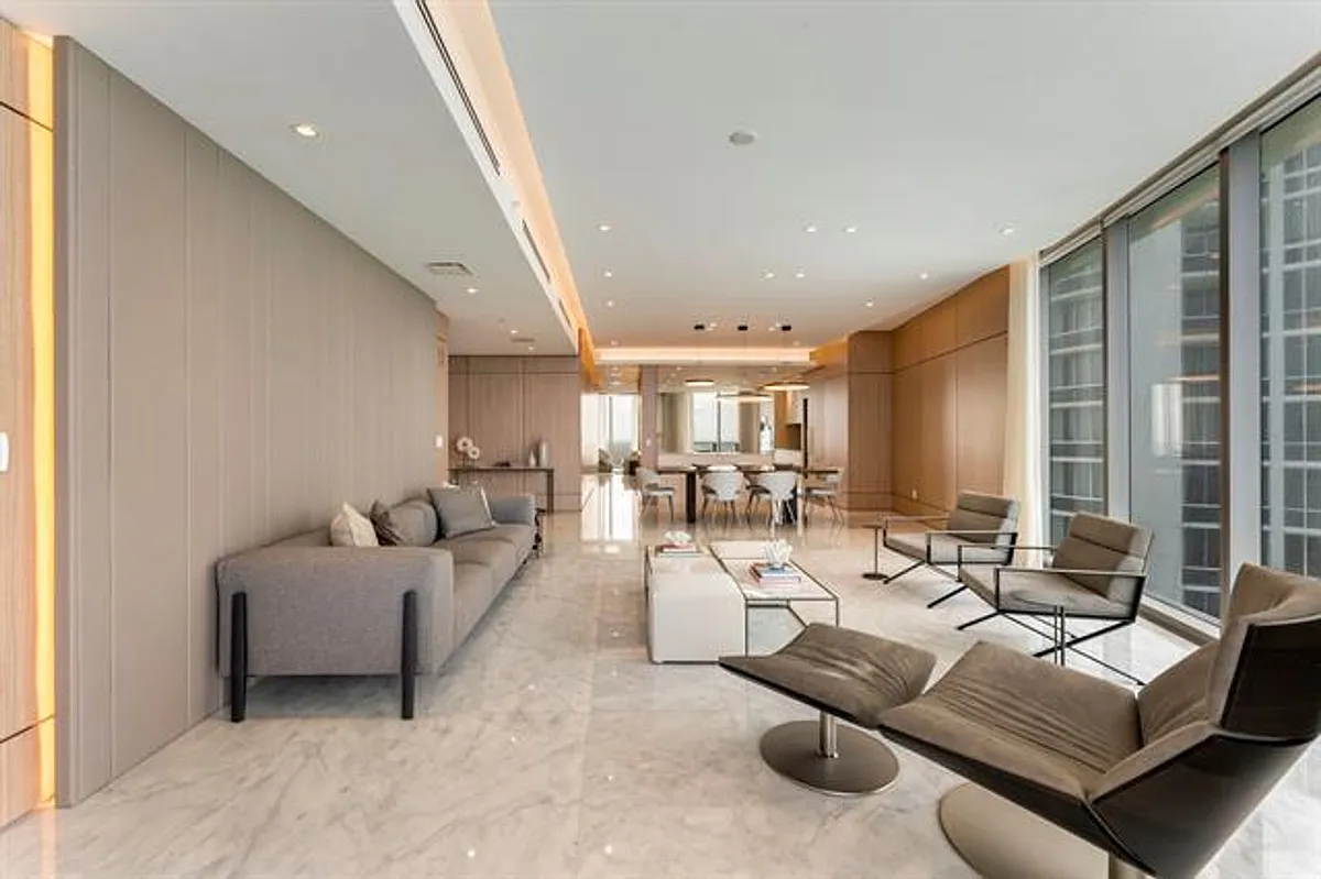 Building Photo - 15701 Collins Ave #3901