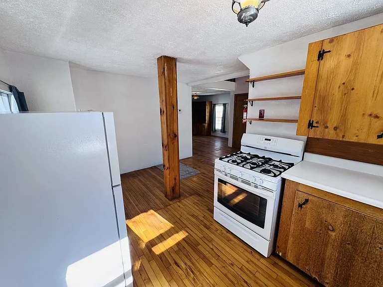 240 Pine St — Photo 14