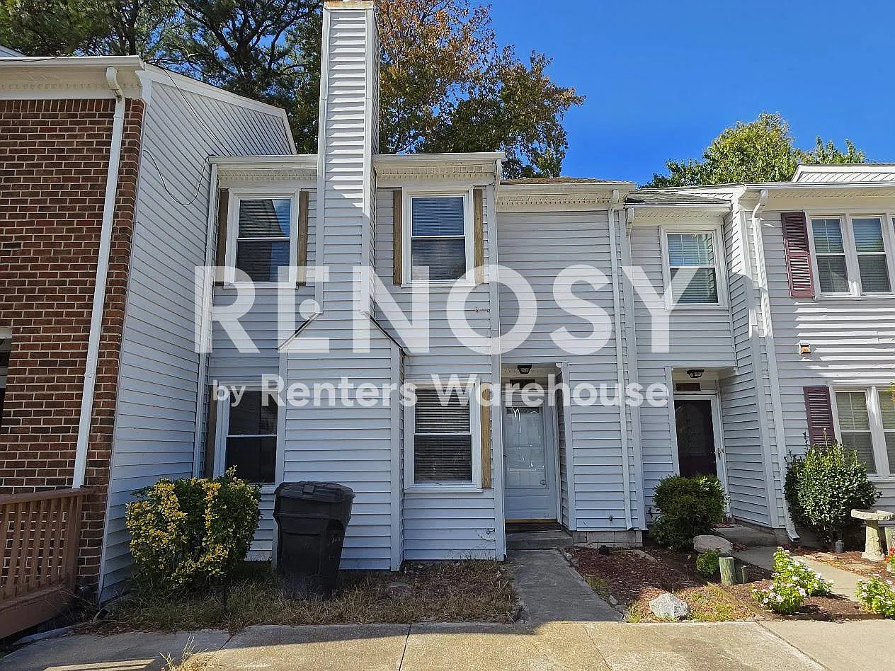 Charming Townhouse in a Desirable Location! — Photo 1