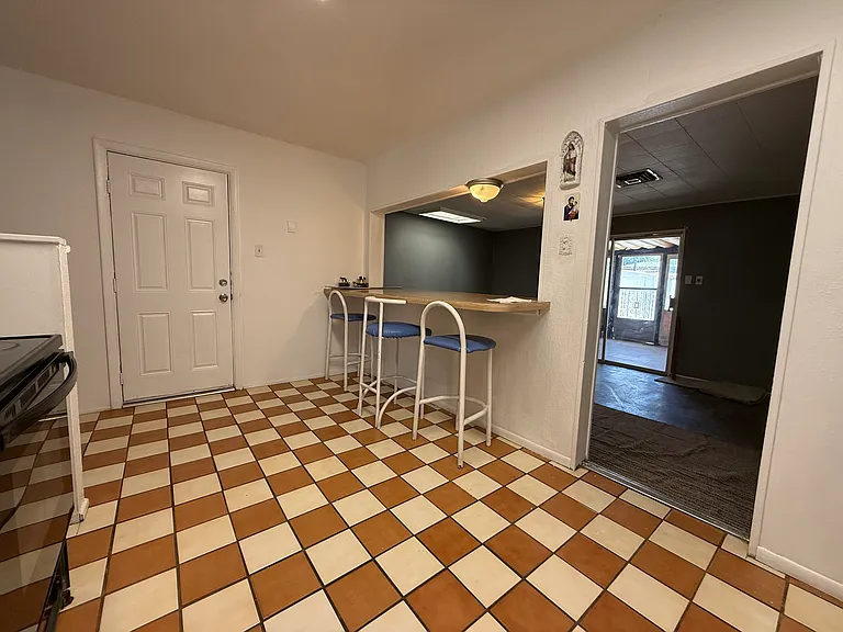 1325 San Clemente Ave NW — Photo 6