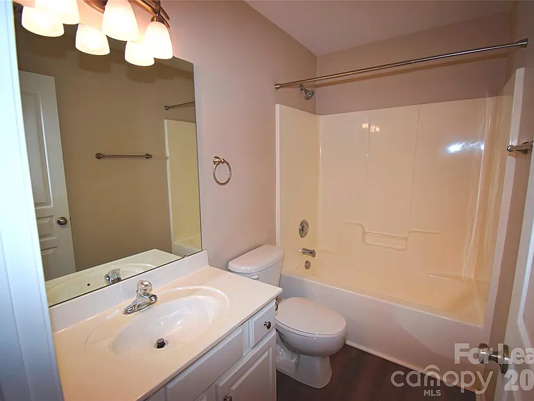 1077 Woodglen Ln — Photo 12