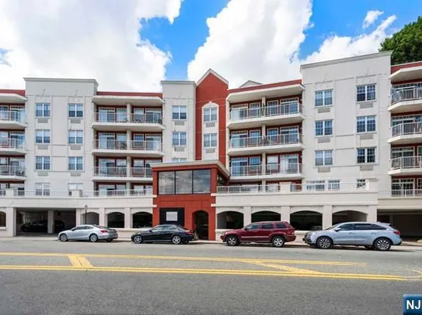 1100 River Rd APT 203, Edgewater, NJ 07020