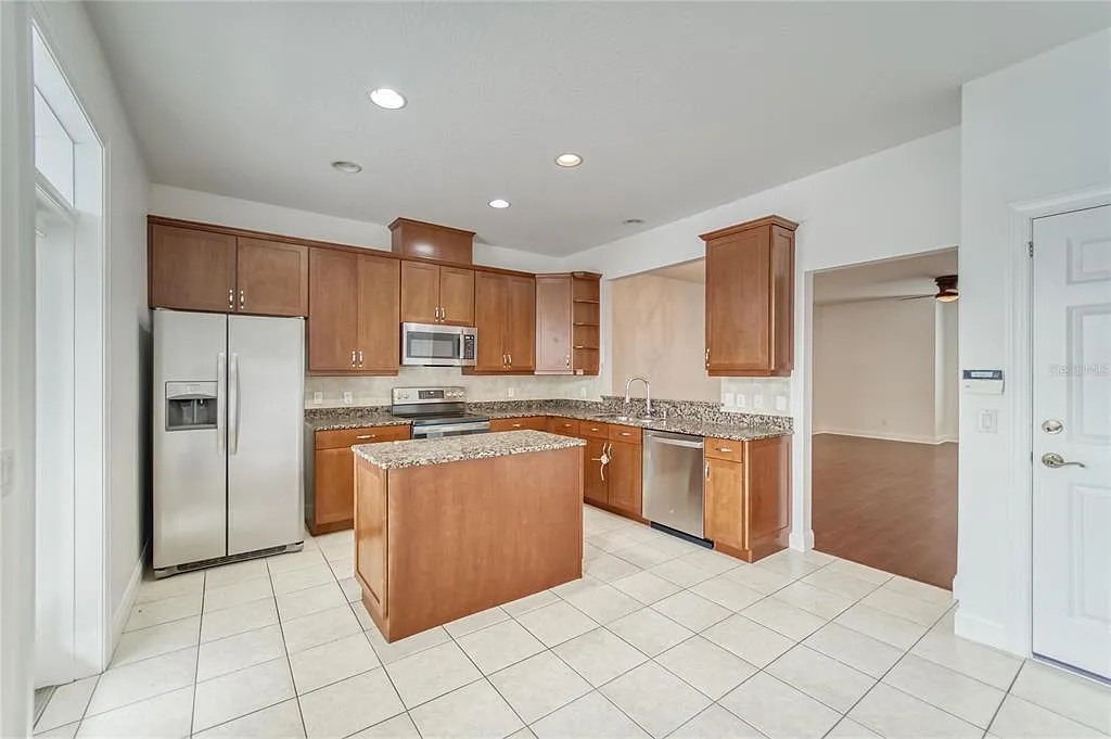 3 bed, 2.5 bath, 2450 sqft, $2,700 — Photo 3