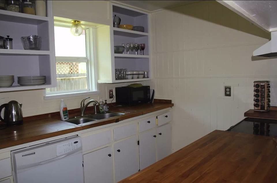 Fully loaded kitchen w/ dishwasher