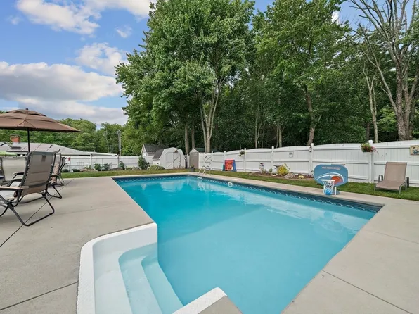 35 Arnold St, Holbrook, MA 02343