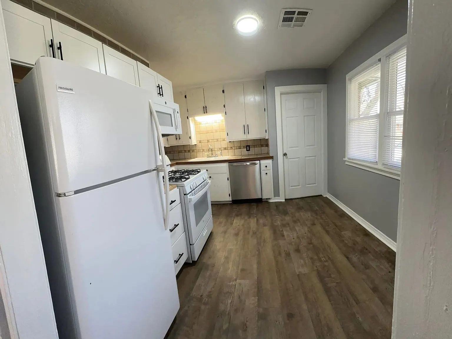 3 bed, 1.5 bath, 1066 sqft, $1,250 — Photo 1