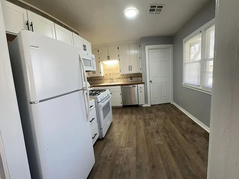 837 W Moore Ave — Photo 1