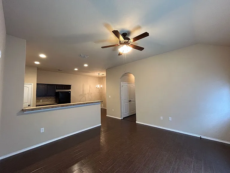 697 Creekside Cir — Photo 3