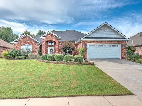 206 W Camelot Dr, Rogers, AR 72756