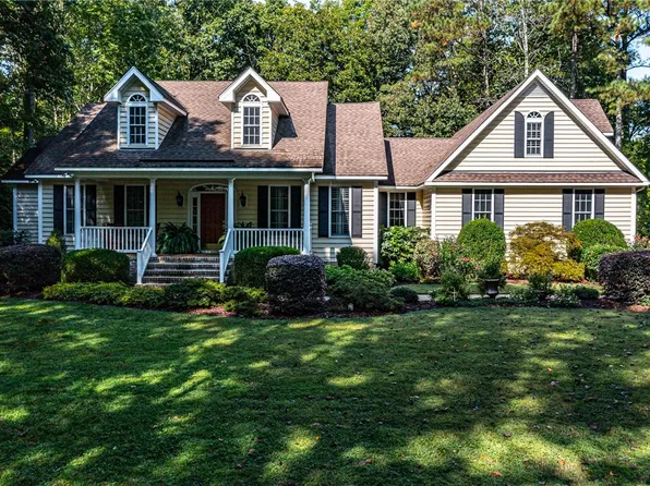 283 Steamboat Ln, Hartfield, VA 23071