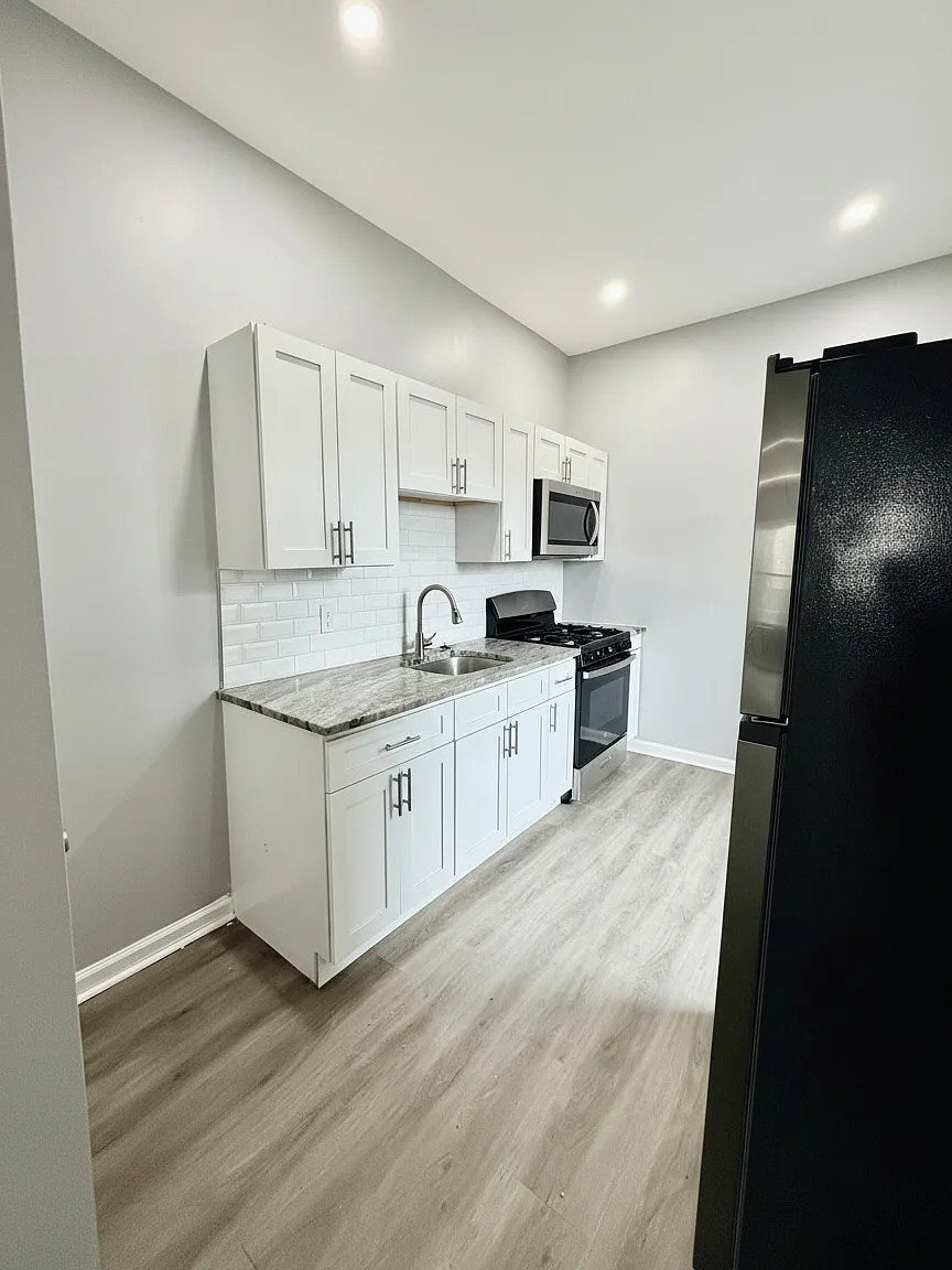 Newly Renovated 3-Bedroom Home with Modern Kitchen & Backyard — Photo 2